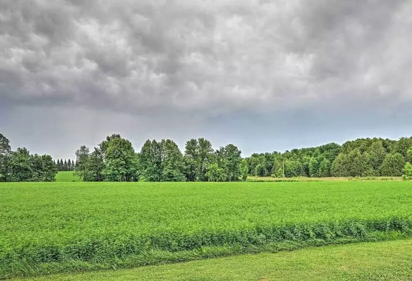 Remodeled Cecil Farmhouse, Near Shawano Lake!