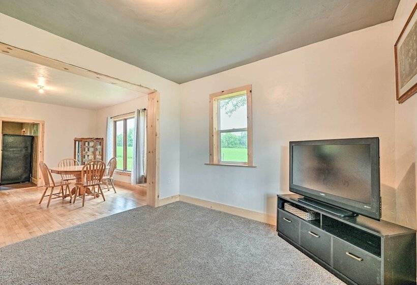 Remodeled Cecil Farmhouse, Near Shawano Lake!