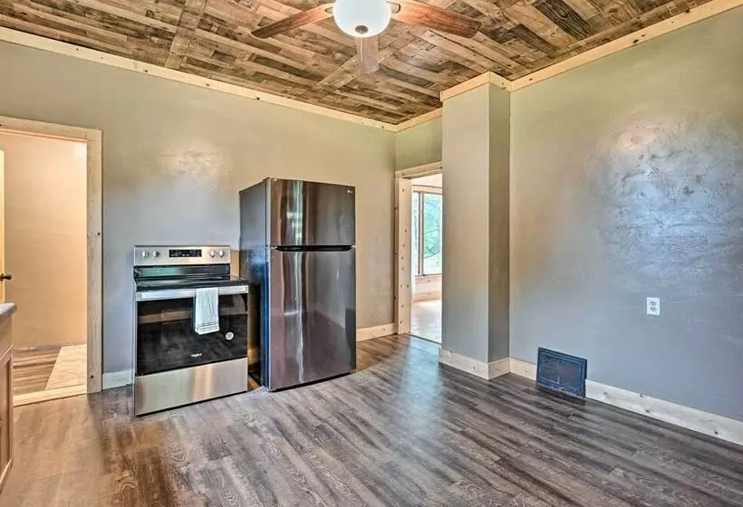 Remodeled Cecil Farmhouse, Near Shawano Lake!