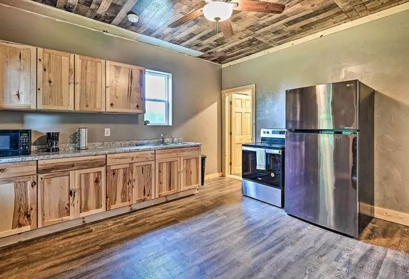 Remodeled Cecil Farmhouse, Near Shawano Lake!