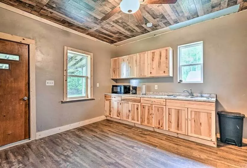 Remodeled Cecil Farmhouse, Near Shawano Lake!