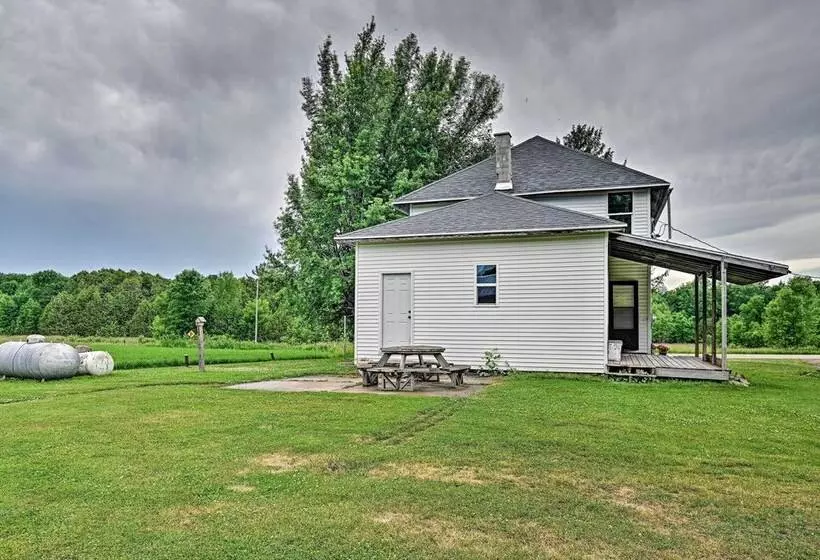 Remodeled Cecil Farmhouse, Near Shawano Lake!