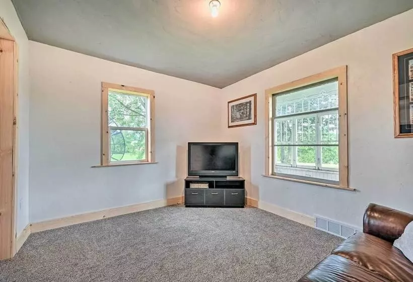 Remodeled Cecil Farmhouse, Near Shawano Lake!