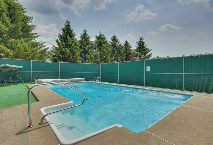 Secluded, Pet Friendly Cabin W/ Deck & Fireplace!