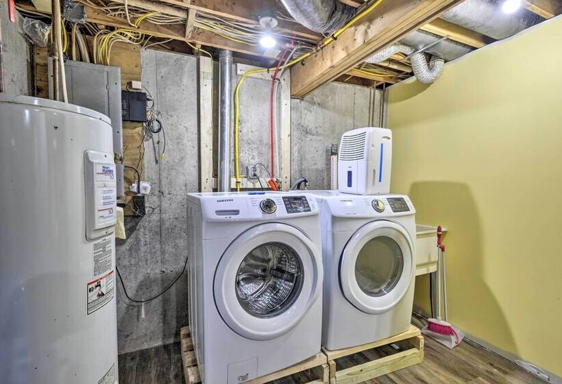 Secluded, Pet Friendly Cabin W/ Deck & Fireplace!