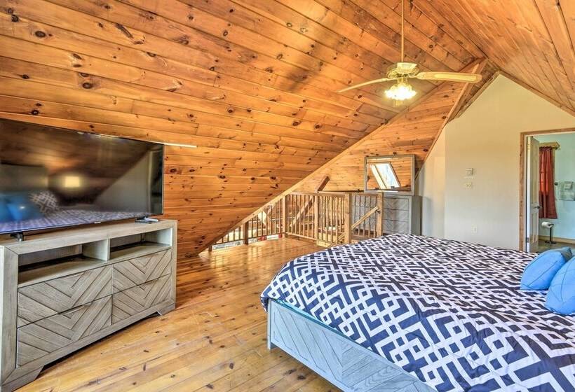 Secluded, Pet Friendly Cabin W/ Deck & Fireplace!