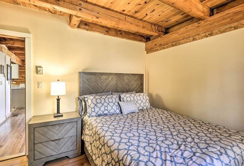 Secluded, Pet Friendly Cabin W/ Deck & Fireplace!