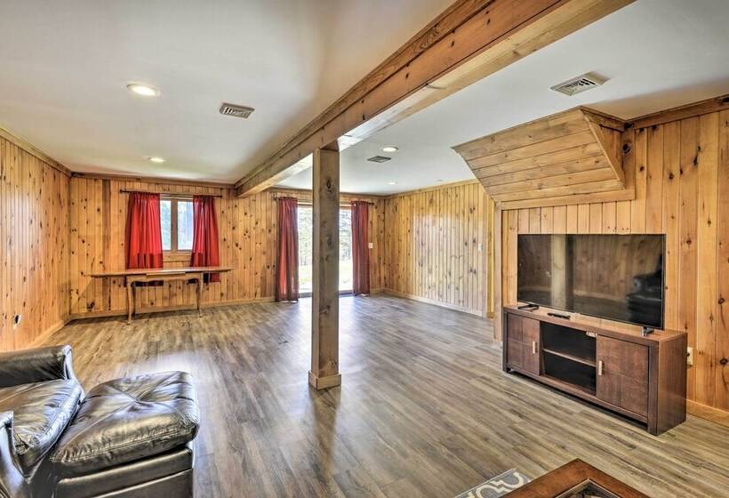 Secluded, Pet Friendly Cabin W/ Deck & Fireplace!