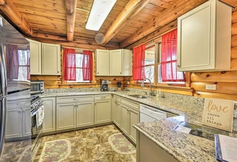 Secluded, Pet Friendly Cabin W/ Deck & Fireplace!