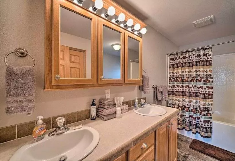 Serene Yellowstone Country Retreat W/ Deck & Views