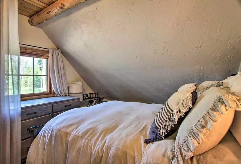 Snow Pine Retreat   Remote Crescent Log Cabin!