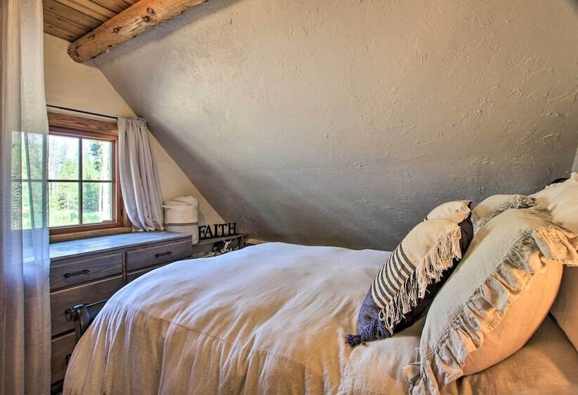 Snow Pine Retreat   Remote Crescent Log Cabin!