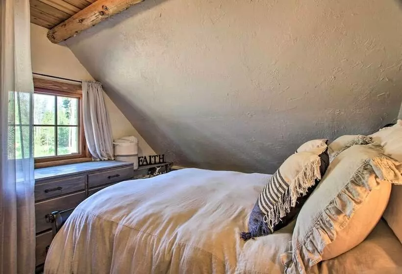 Snow Pine Retreat   Remote Crescent Log Cabin!