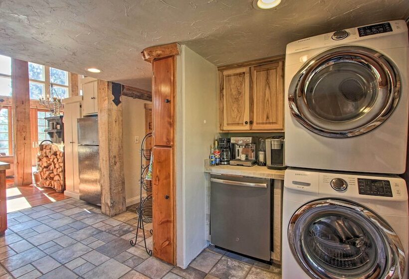 Snow Pine Retreat   Remote Crescent Log Cabin!