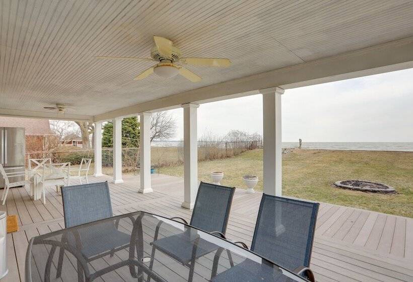 Spacious Lakefront House W/ Backyard Fire Pit