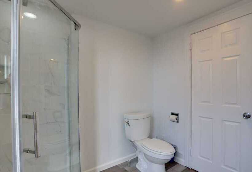 Spacious Lakefront House W/ Backyard Fire Pit