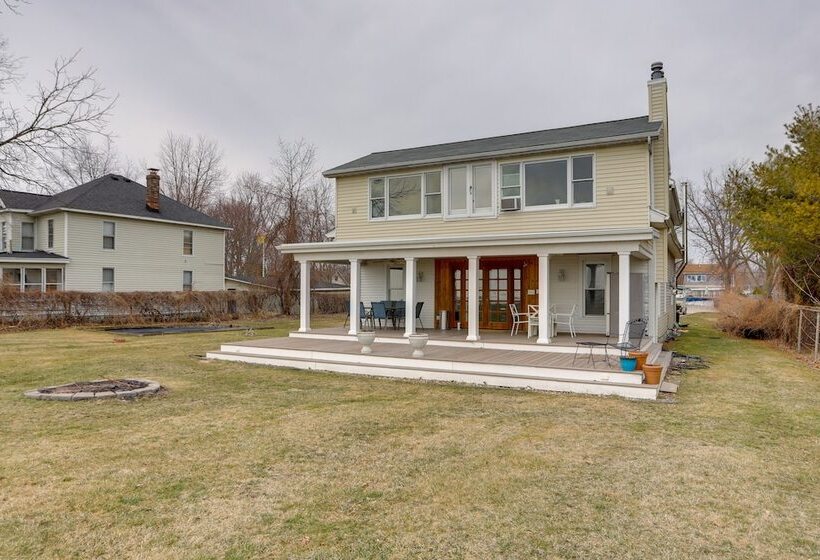 Spacious Lakefront House W/ Backyard Fire Pit