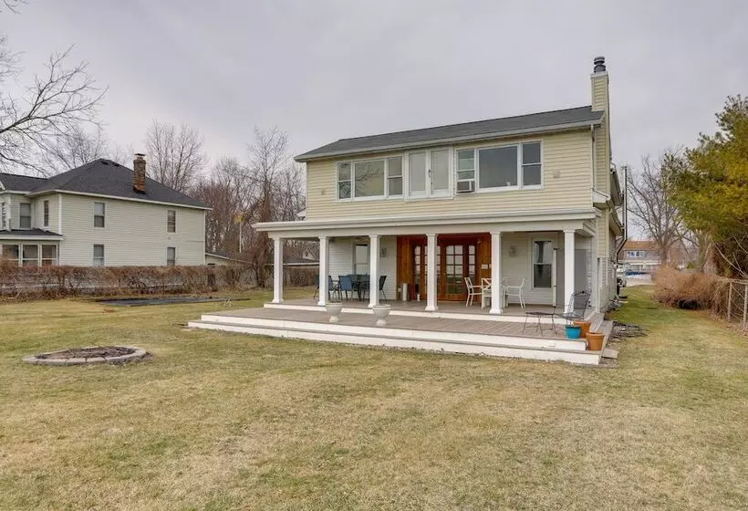 Spacious Lakefront House W/ Backyard Fire Pit