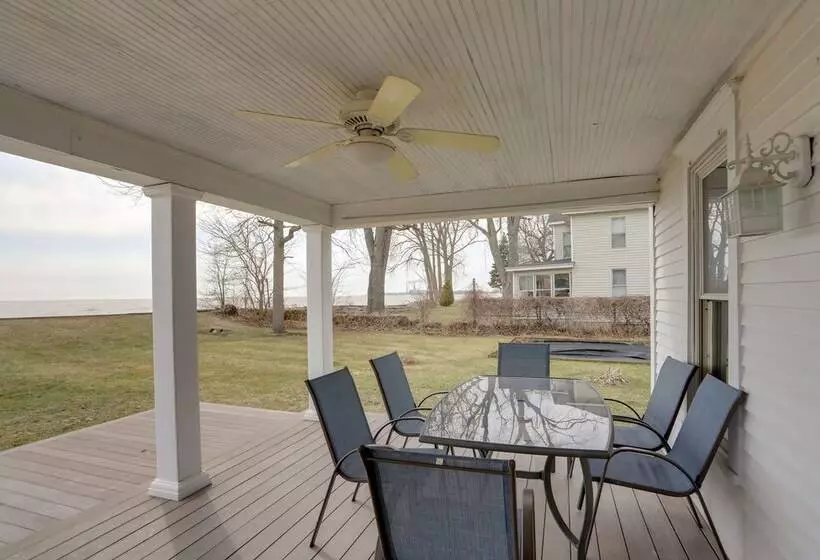 Spacious Lakefront House W/ Backyard Fire Pit