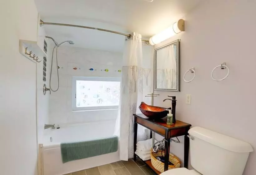 Spacious Lakefront House W/ Backyard Fire Pit