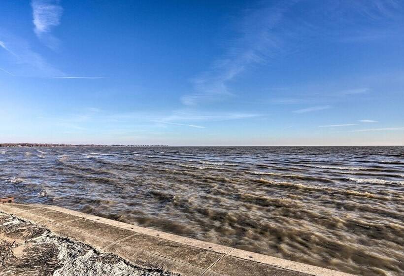 Spacious Lakefront House W/ Backyard Fire Pit