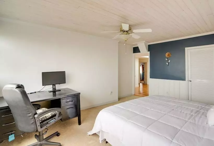 Spacious Lakefront House W/ Backyard Fire Pit