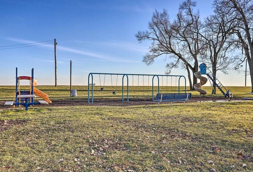 Spacious Lakefront House W/ Backyard Fire Pit