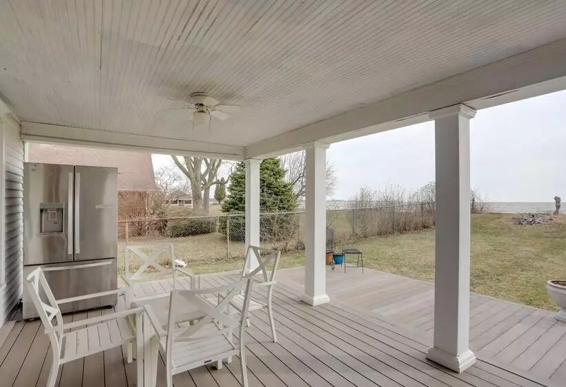 Spacious Lakefront House W/ Backyard Fire Pit