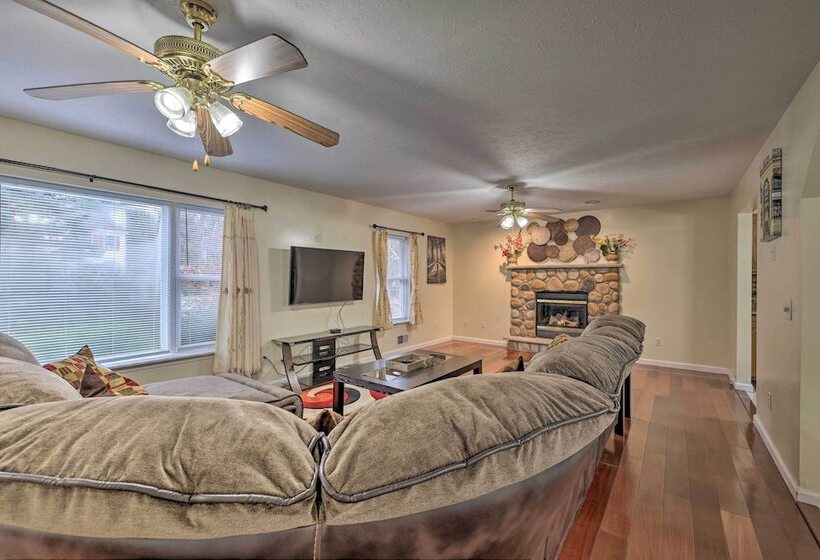 Spacious Poconos Lakefront Home W/ Dock & Grill!