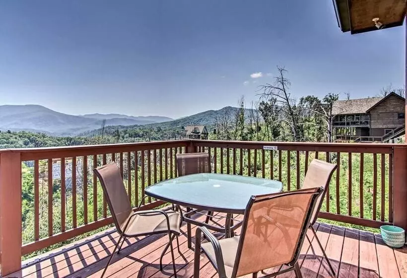 Mountain View Gatlinburg Cabin W/ Private Hot Tub!