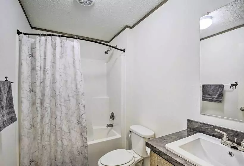 Stylish Chetek Hideaway W/ Lake + Dock Access!