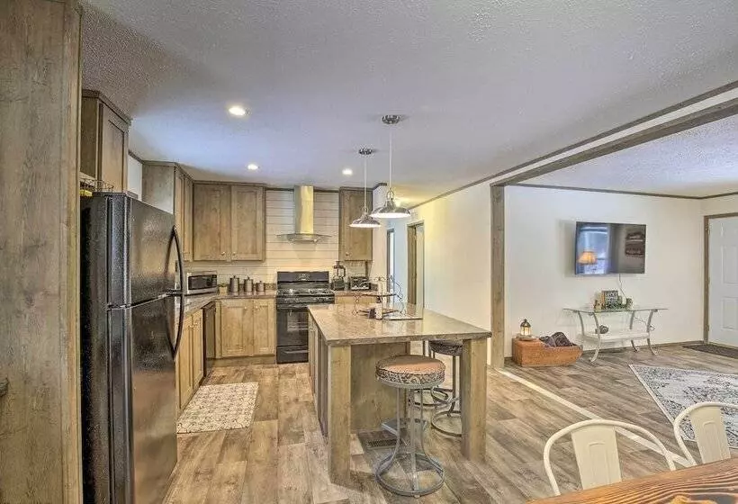 Stylish Chetek Hideaway W/ Lake + Dock Access!