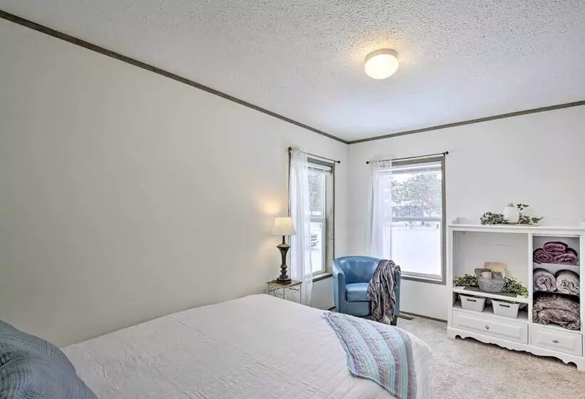 Stylish Chetek Hideaway W/ Lake + Dock Access!