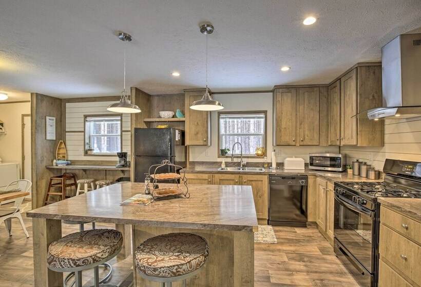 Stylish Chetek Hideaway W/ Lake + Dock Access!