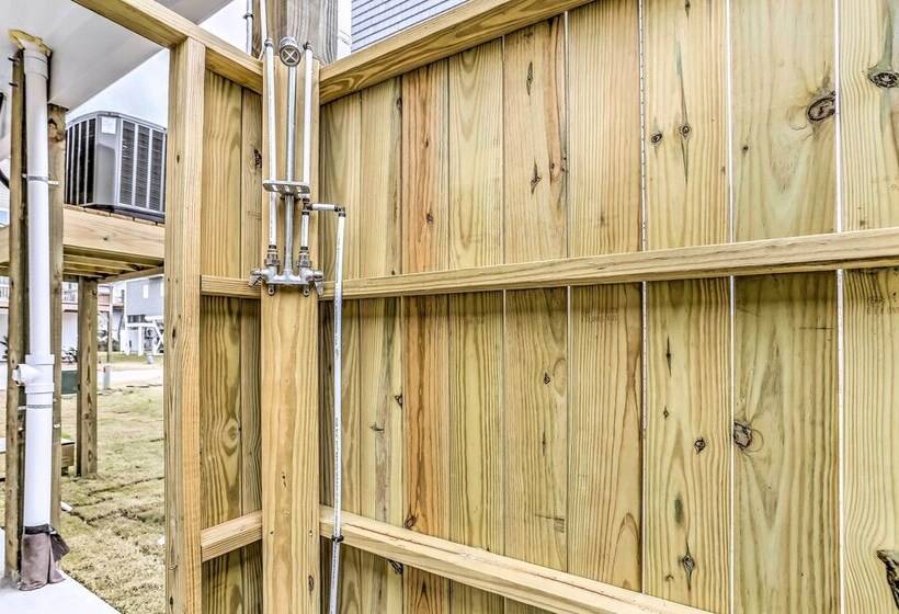 Surf City Home W/ Outdoor Shower: Walk To Beach!