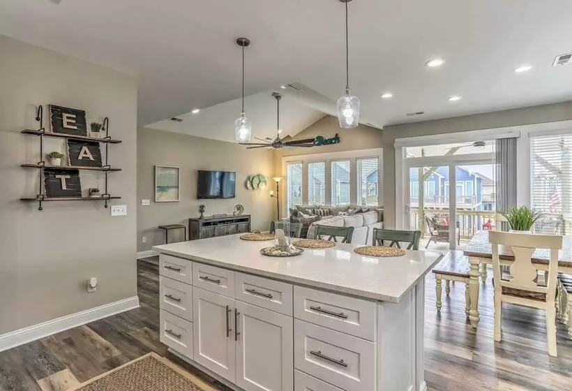 Surf City Home W/ Outdoor Shower: Walk To Beach!