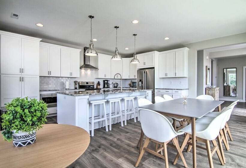 Upscale Coastal Home, 2 Mi To Bethany Beach!