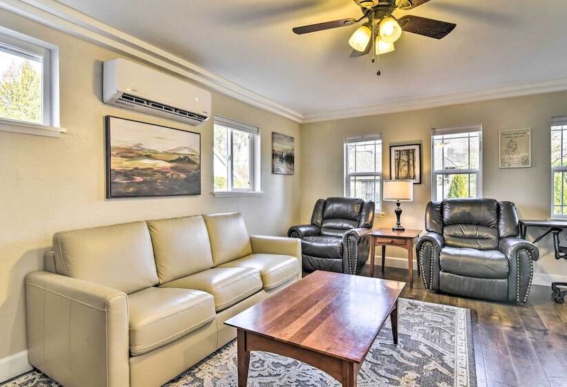 Well Appointed Milwaukie Home: Great Location