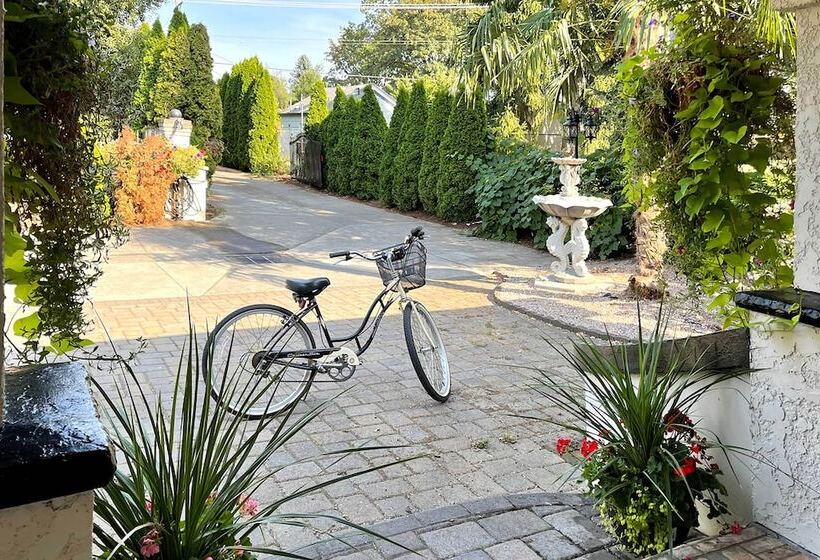 Well Appointed Milwaukie Home: Great Location