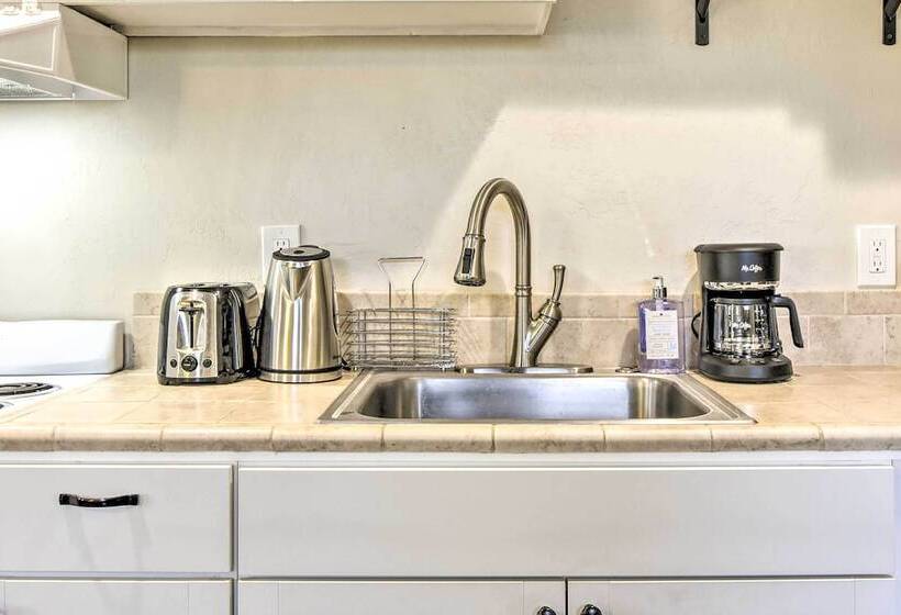 Well Appointed Milwaukie Home: Great Location