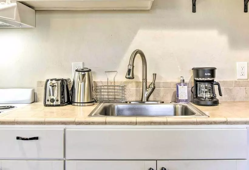Well Appointed Milwaukie Home: Great Location