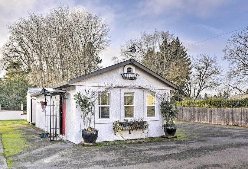 Well Appointed Milwaukie Home: Great Location