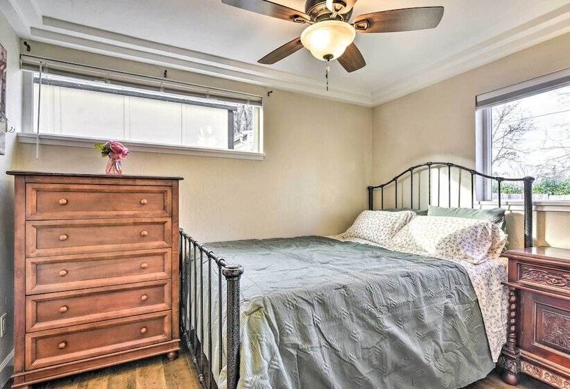 Well Appointed Milwaukie Home: Great Location