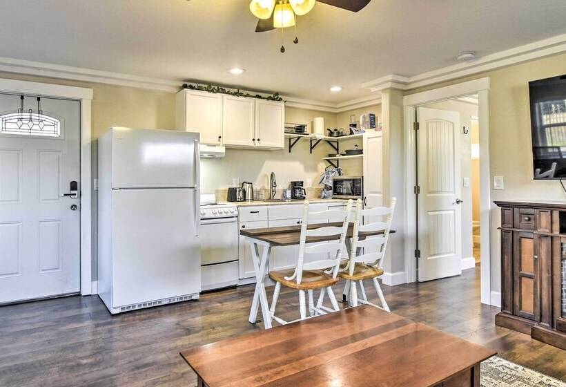 Well Appointed Milwaukie Home: Great Location