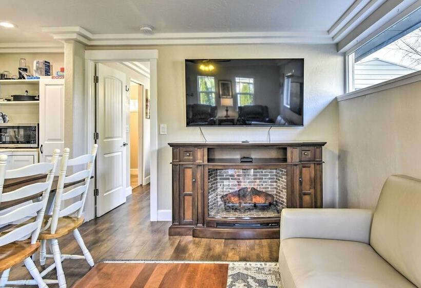 Well Appointed Milwaukie Home: Great Location