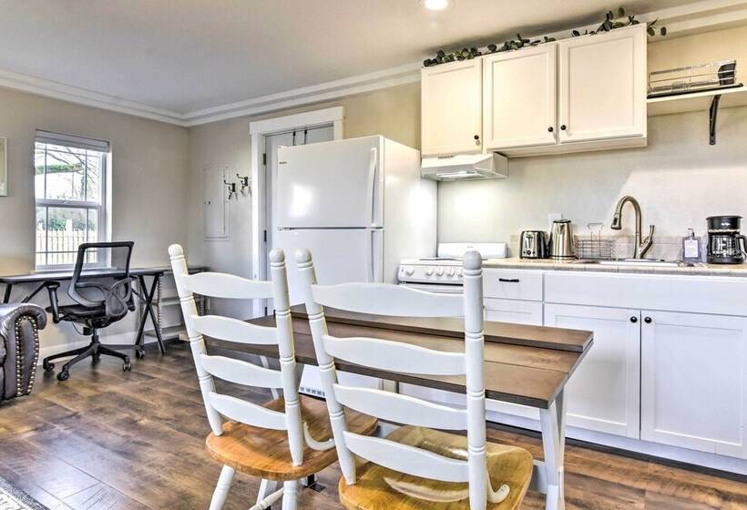 Well Appointed Milwaukie Home: Great Location