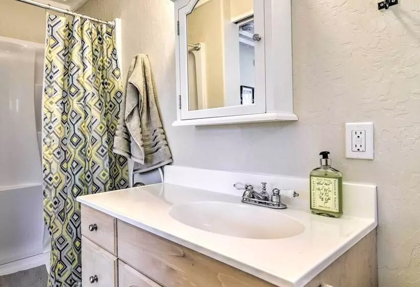 Well Appointed Milwaukie Home: Great Location