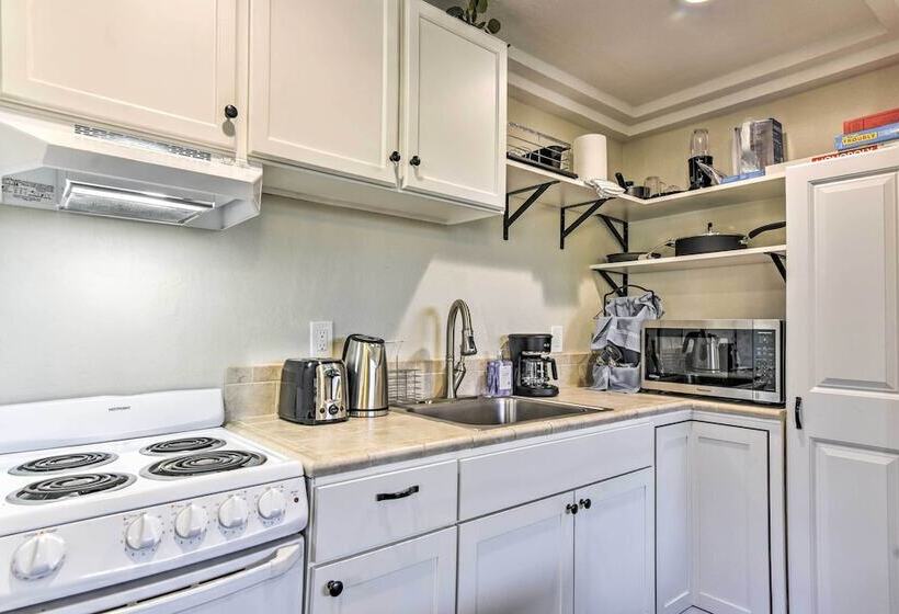 Well Appointed Milwaukie Home: Great Location