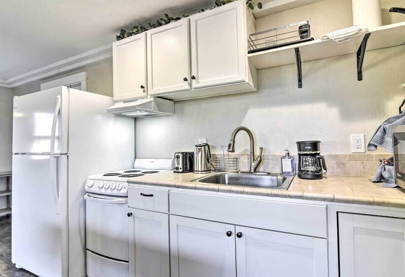 Well Appointed Milwaukie Home: Great Location