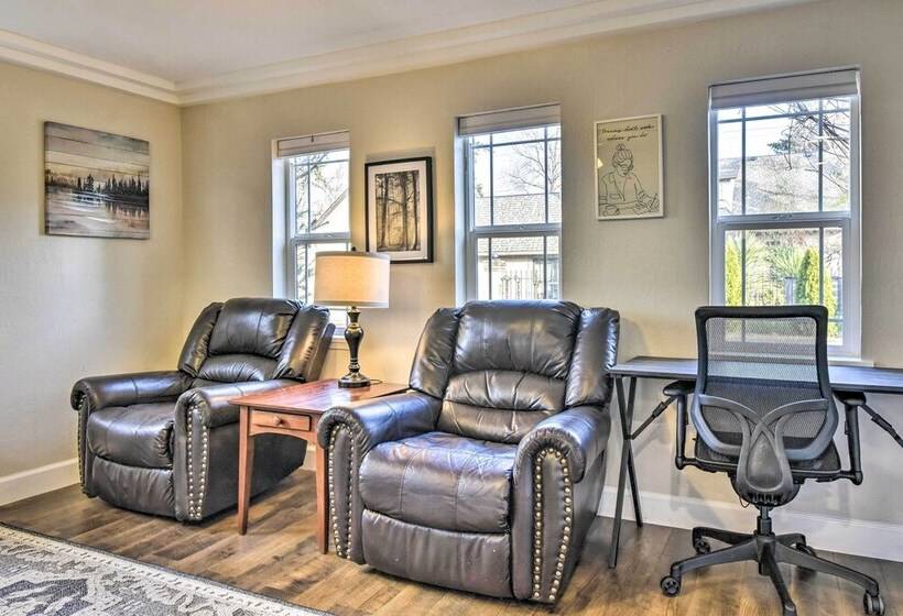 Well Appointed Milwaukie Home: Great Location